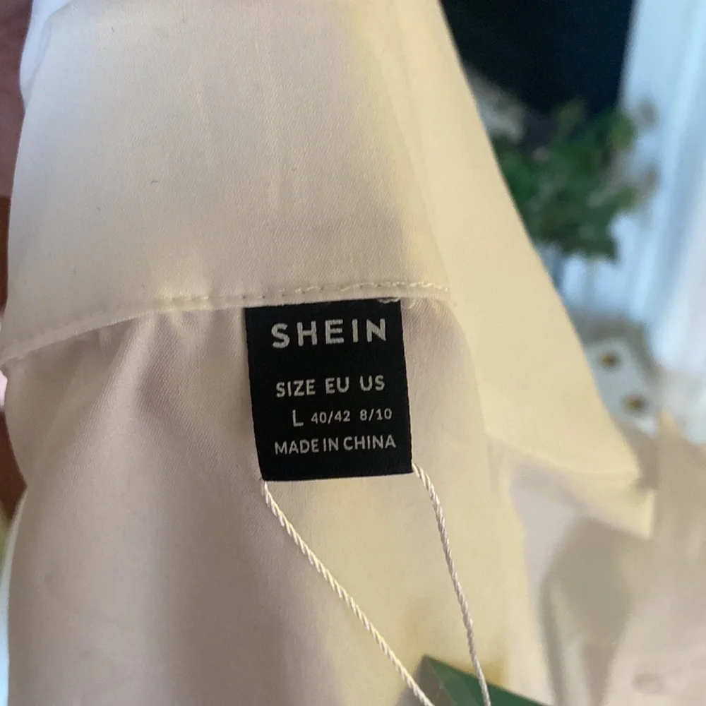 White cropped button up with red heart - Picture 4 of 5